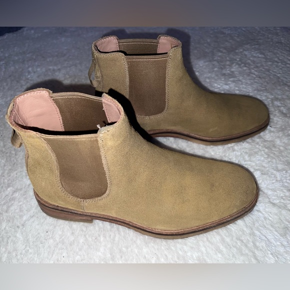 Clarks Men’s Chelsea Boots
Size 7 1/2 men’s
Side gusset and ankle loop - Picture 3 of 6